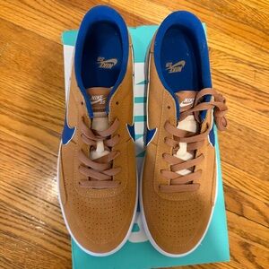 Nike SB Low-Top Sneakers in Brown with Blue Accents